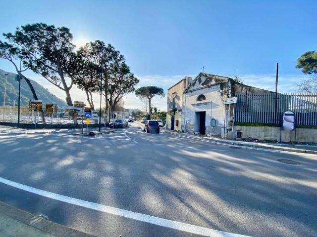 Locale Commerciale in vendita a Municipalità 10, Campania