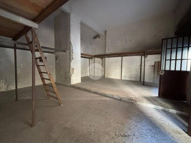 Locale Commerciale in vendita a Municipalità 3, Campania