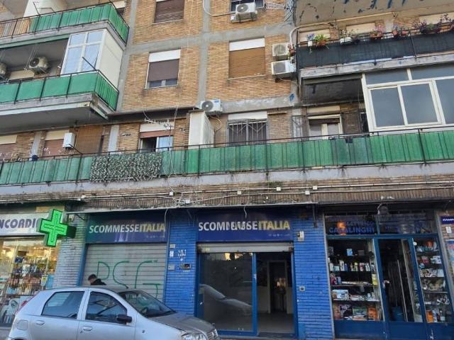 Locale Commerciale in vendita a Antiniana, Pozzuoli