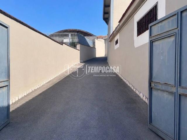 Locale Commerciale in vendita a Municipalità 4, Campania