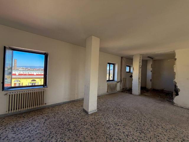 Locale Commerciale in vendita a Municipalità 4, Campania