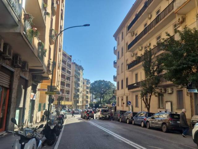 Locale Commerciale in vendita a Municipalità 5, Campania