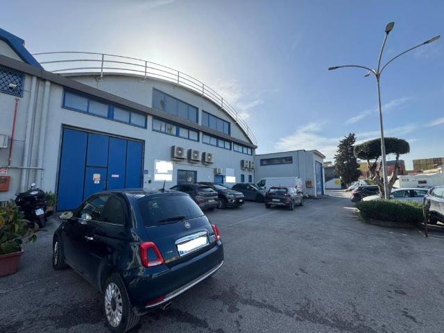 Locale Commerciale in vendita a Municipalità 6, San Giovanni A Teduccio