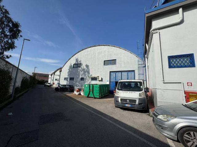 Locale Commerciale in vendita a Municipalità 6, San Giovanni A Teduccio