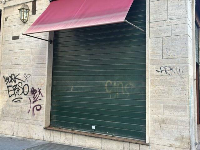 Locale Commerciale in vendita a Municipalità 2, Campania
