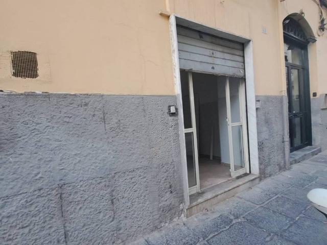 Locale Commerciale in vendita a Municipalità 4, Campania
