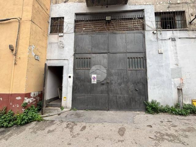 Locale Commerciale in vendita a Municipalità 4, Campania