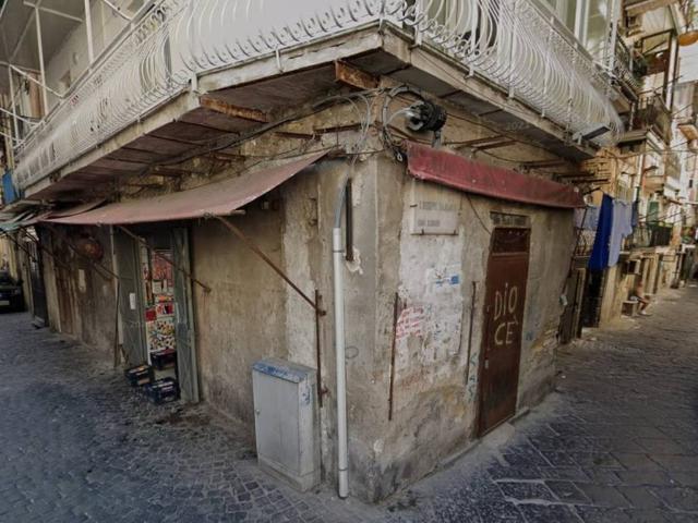 Locale Commerciale in vendita a Municipalità 4, Campania