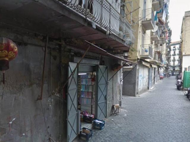 Locale Commerciale in vendita a Municipalità 4, Campania