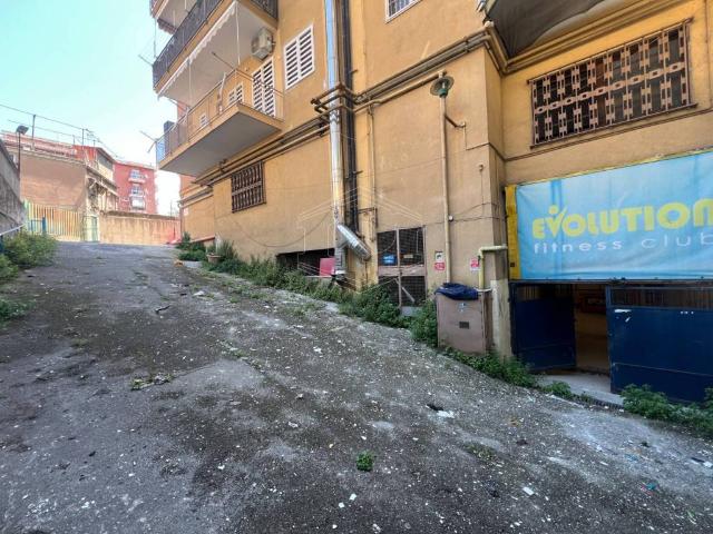 Locale Commerciale in vendita a Municipalità 4, Campania