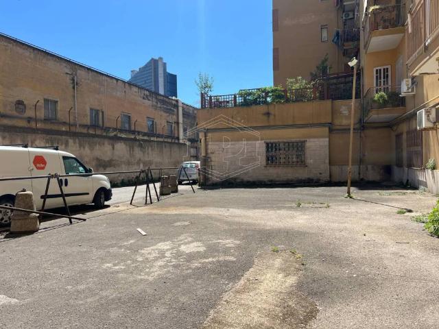 Locale Commerciale in vendita a Municipalità 4, Campania