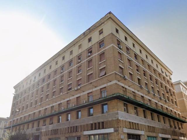 Locale Commerciale in vendita a Municipalità 2, Campania