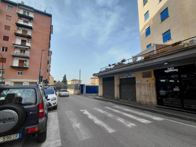 Locale Commerciale in vendita a Municipalità 10, Campania