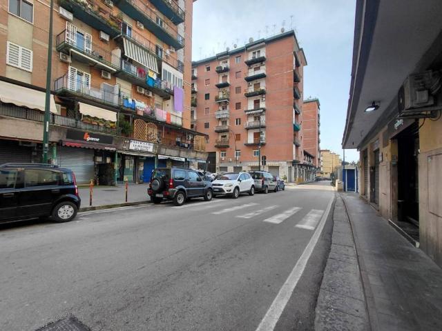 Locale Commerciale in vendita a Municipalità 10, Campania