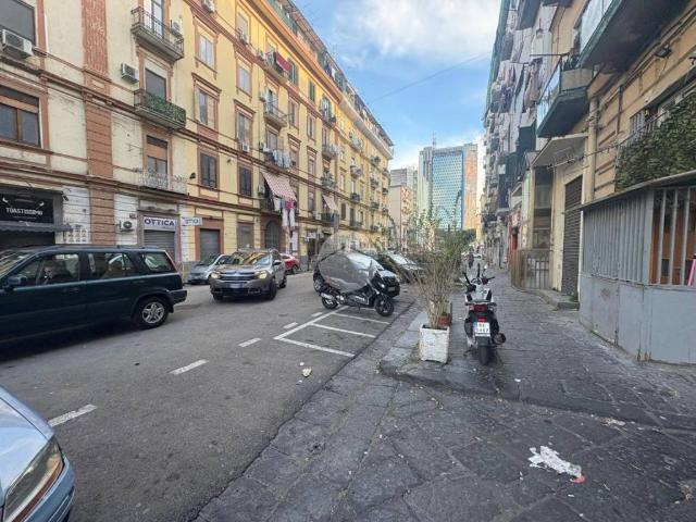 Locale Commerciale in vendita a Municipalità 4, Campania