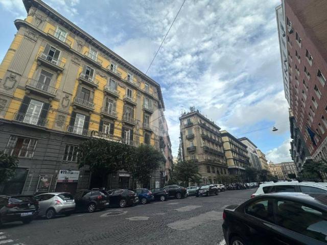 Locale Commerciale in vendita a Municipalità 2, Campania