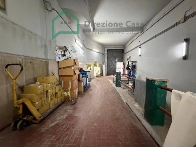 Locale Commerciale in vendita a Municipalità 4, Campania