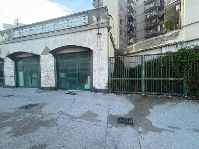 Locale Commerciale in vendita a Municipalità 4, Campania