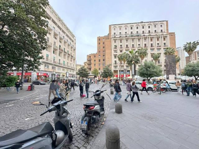 Locale Commerciale in vendita a Municipalità 2, Campania