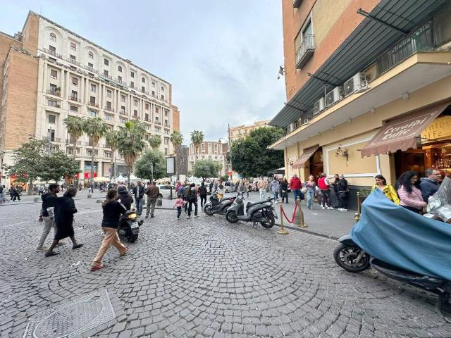 Locale Commerciale in vendita a Municipalità 2, Campania