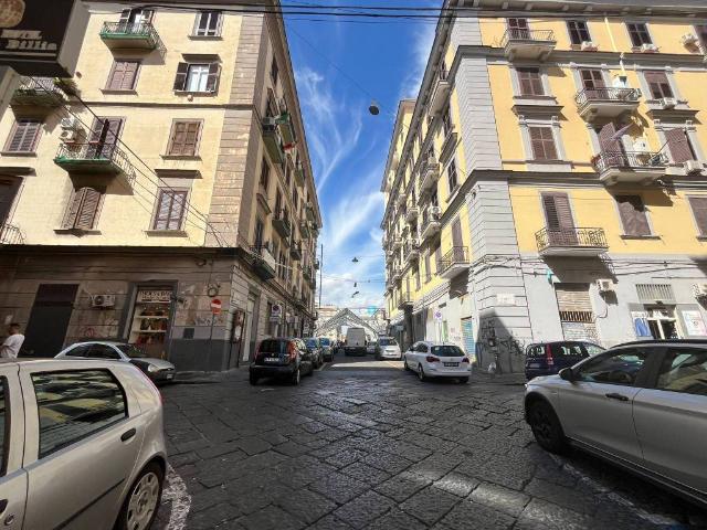 Locale Commerciale in vendita a Municipalità 2, Mercato