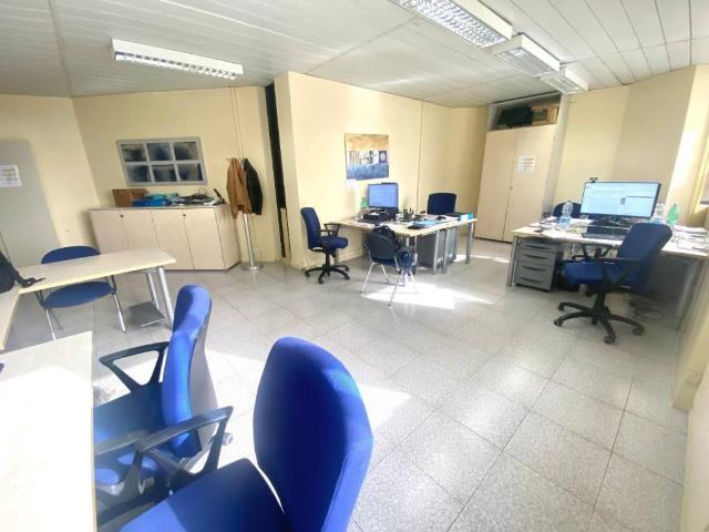 Locale Commerciale in vendita a Municipalità 4, Campania