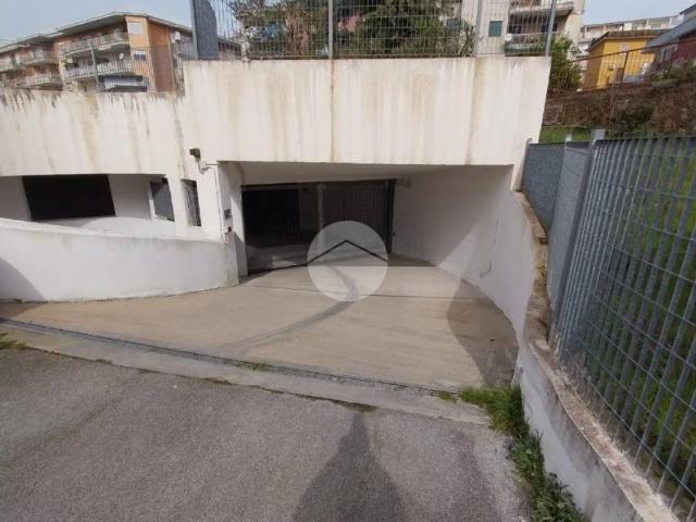 Locale Commerciale in vendita a Municipalità 3, Campania