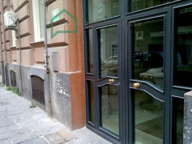 Locale Commerciale in vendita a Municipalità 4, Campania