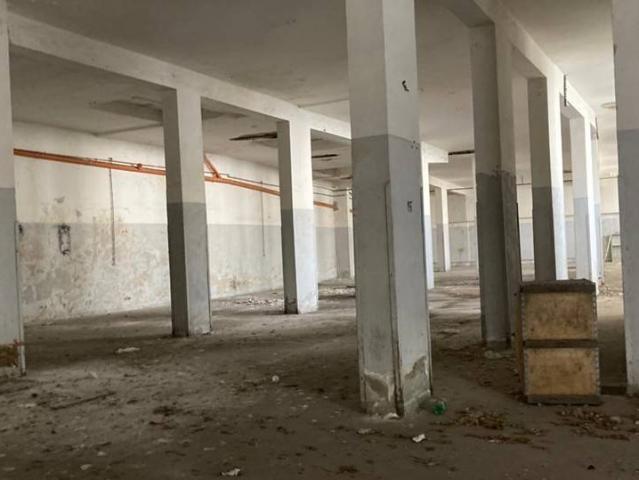 Locale Commerciale in vendita a Municipalità 4, Campania