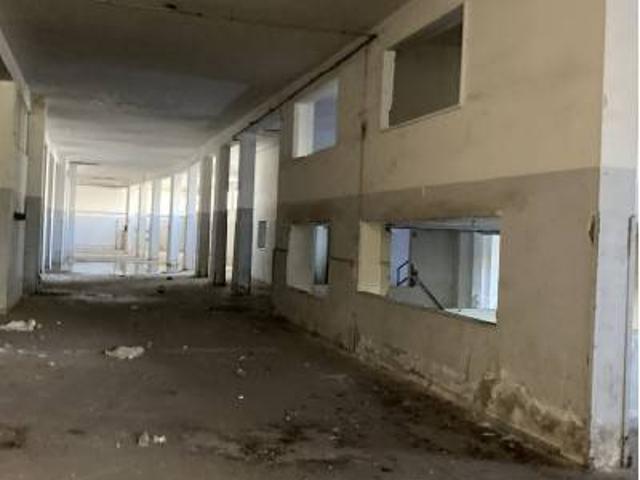 Locale Commerciale in vendita a Municipalità 4, Campania