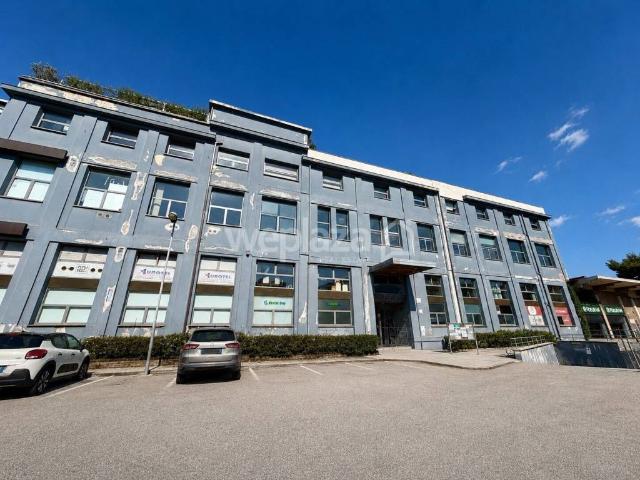 Locale Commerciale in vendita a Municipalità 6, San Giovanni A Teduccio
