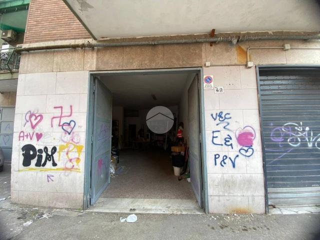 Locale Commerciale in vendita a Municipalità 3, Campania