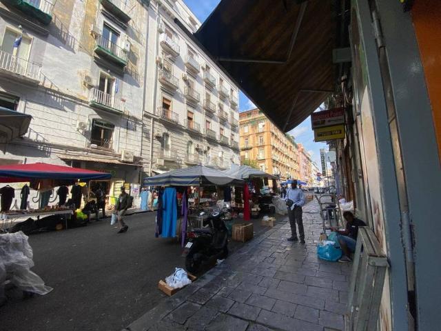 Locale Commerciale in vendita a Municipalità 4, Campania