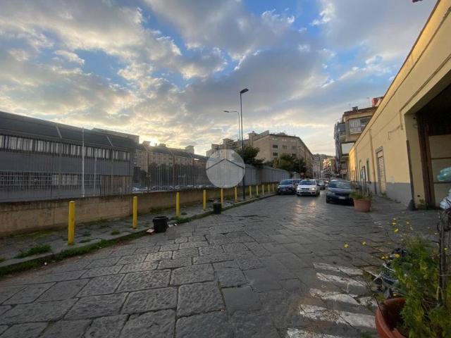 Locale Commerciale in vendita a Municipalità 4, Campania