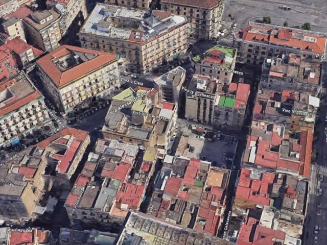 Locale Commerciale in vendita a Municipalità 4, Campania