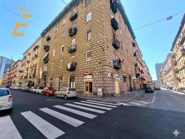 Locale Commerciale in vendita a Municipalità 4, Campania
