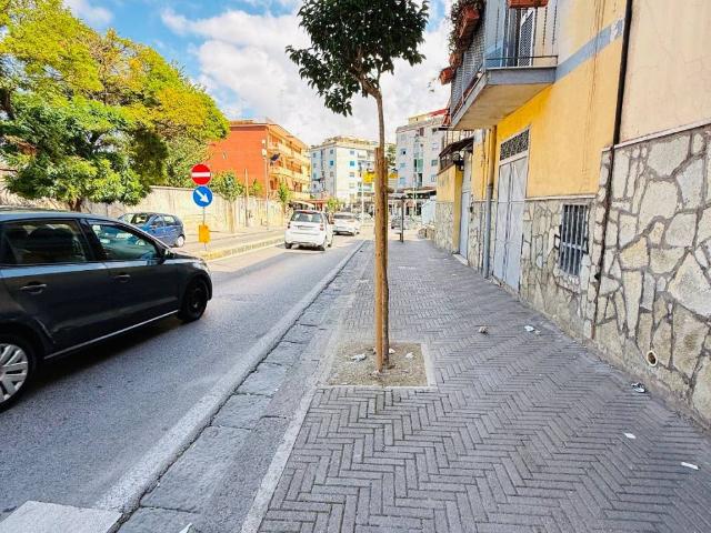 Locale Commerciale in vendita a Municipalità 7, Miano