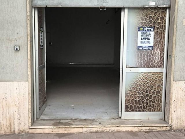 Locale Commerciale in vendita a Municipalità 3, Campania