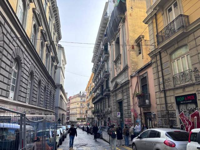 Locale Commerciale in vendita a Municipalità 2, Campania