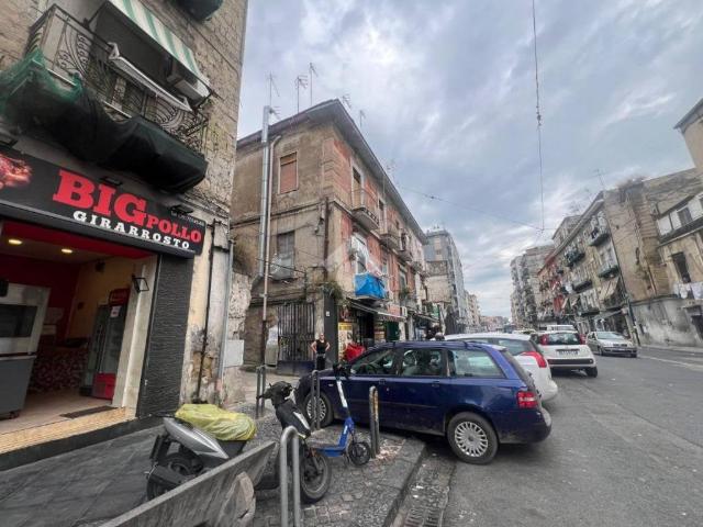 Locale Commerciale in vendita a Municipalità 3, Campania