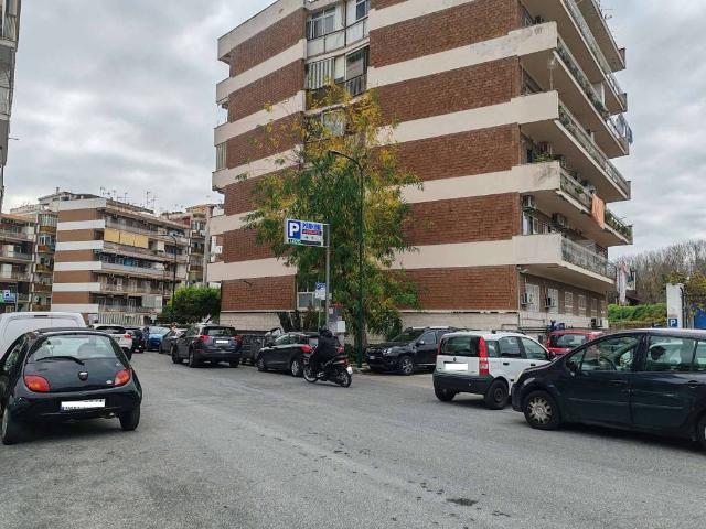 Locale Commerciale in vendita a Municipalità 10, Napola
