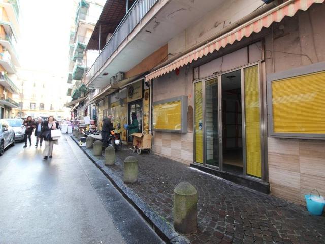 Locale Commerciale in vendita a Municipalità 3, Campania
