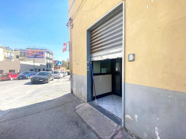 Locale Commerciale in vendita a Municipalità 1, Campania