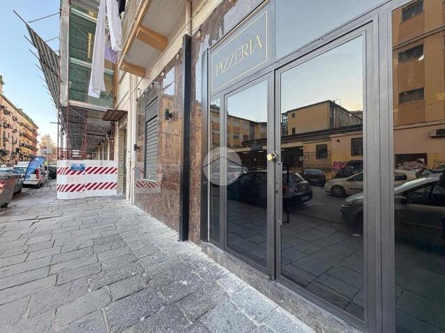 Locale Commerciale in vendita a Municipalità 4, Campania