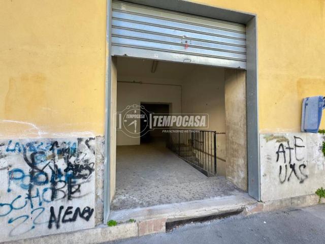 Locale Commerciale in vendita a Secondigliano, Napoli