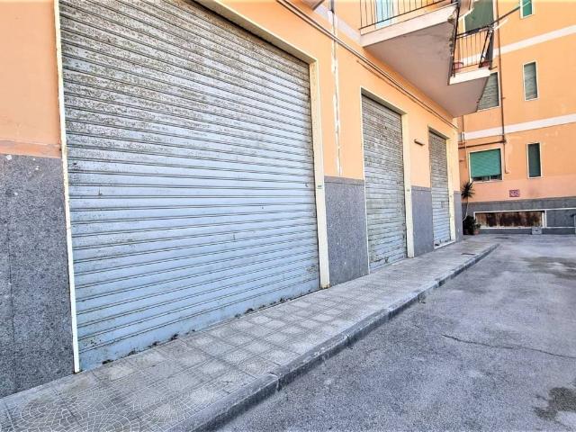 Locale Commerciale in vendita a Municipalità 10, Campania