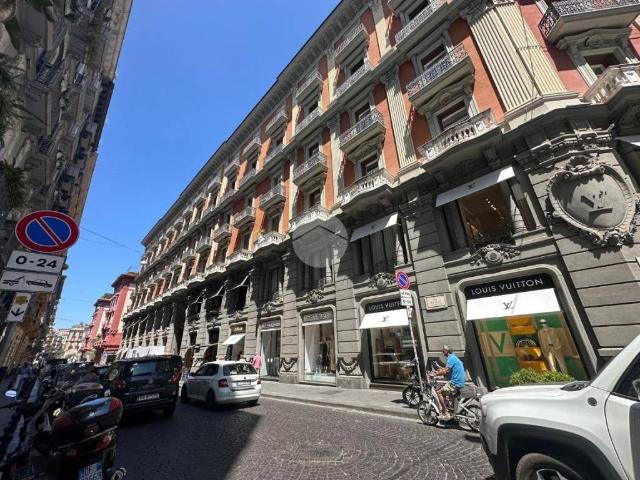 Locale Commerciale in vendita a Municipalità 1, Campania