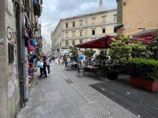 Locale Commerciale in vendita a Municipalità 2, Mercato