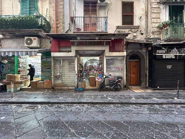 Locale Commerciale in vendita a Municipalità 4, Campania