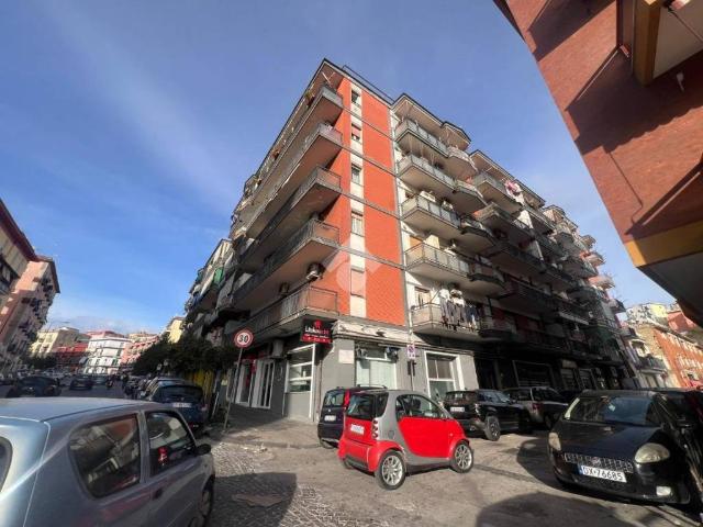 Locale Commerciale in vendita a Municipalità 3, Campania